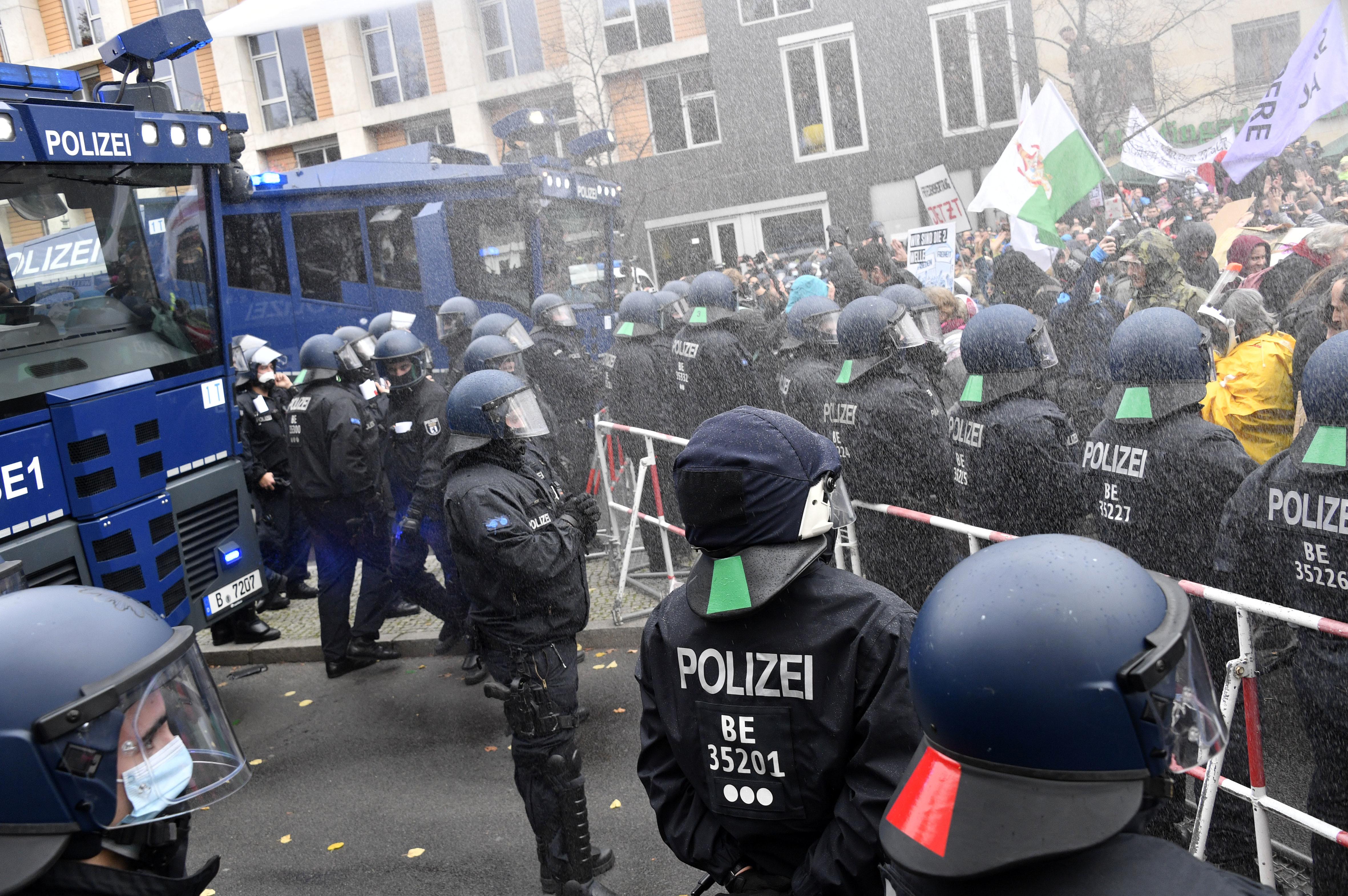 Fallzahlen und nachrichten zum coronavirus in deutschland. Wasserwerfer-Einsatz und Festnahmen bei Corona-Demo in