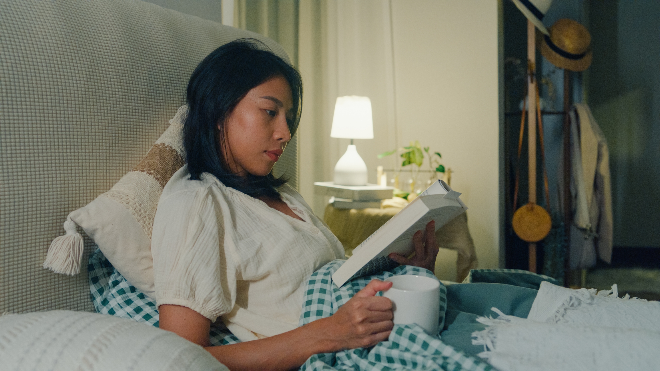 Does Reading Before Bed Actually Help You Sleep? I Tried It