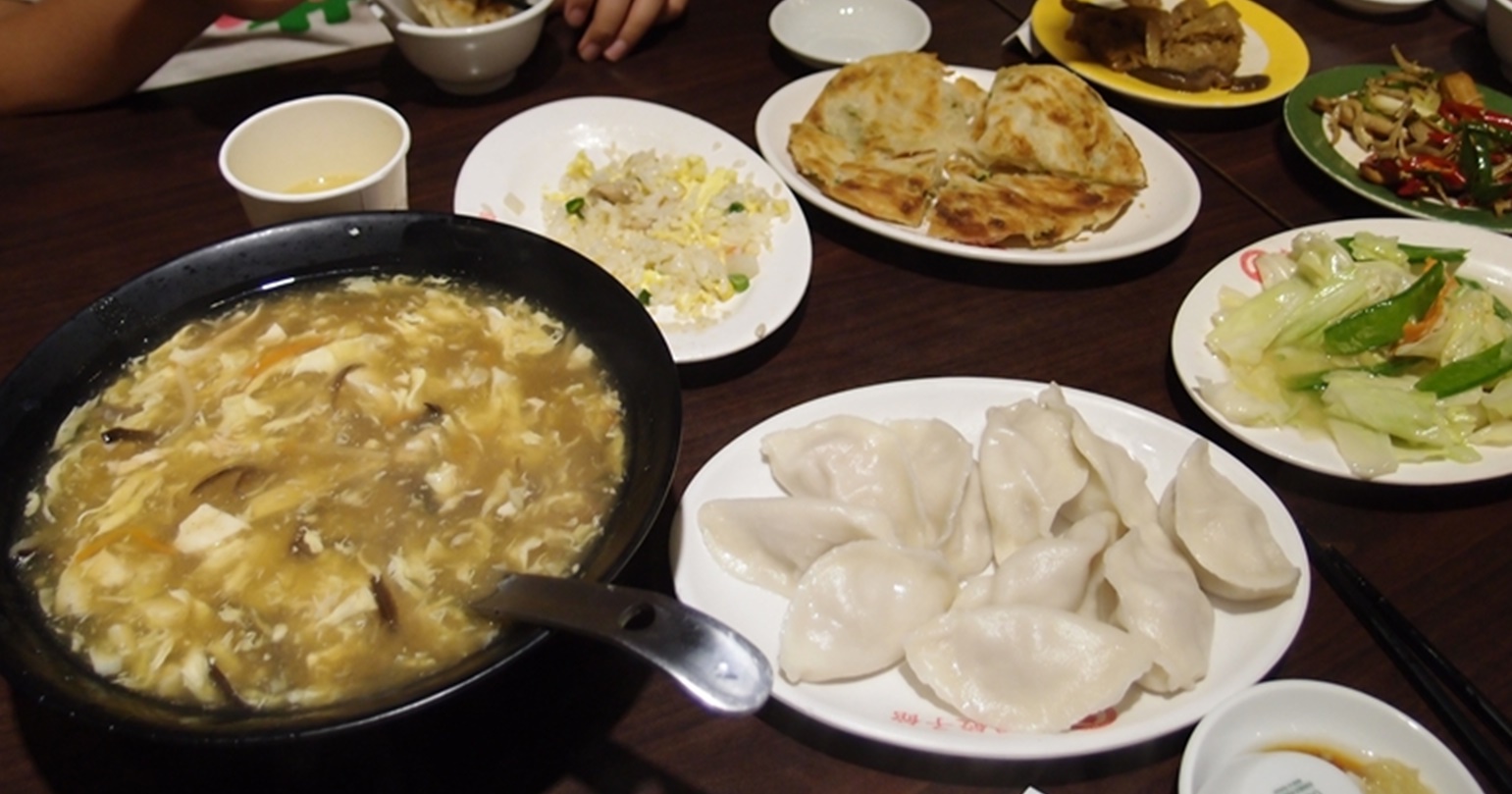 【永康街附近美食】祖傳三代-東門餃子館。有湯汁的豬肉水餃超好吃，小菜更是經典呀！