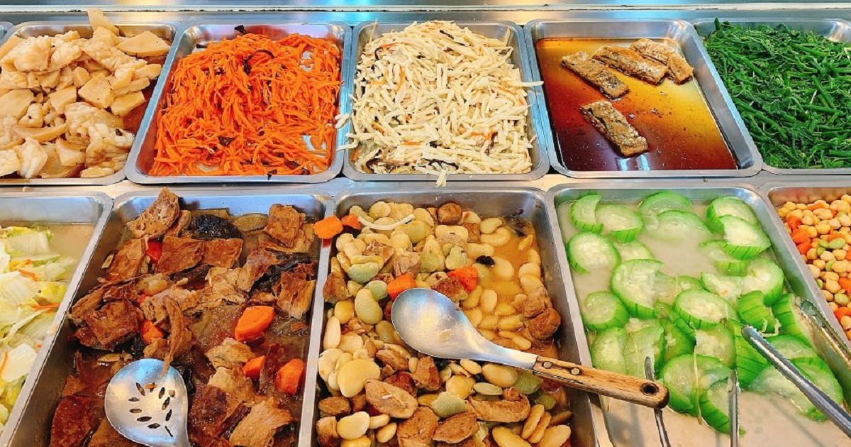 家恩素食館｜很好吃的純素自助餐(沒有蛋)，吃素食的好地方，菜色多樣價格實惠，還有炒米粉、炒麵超好吃的。