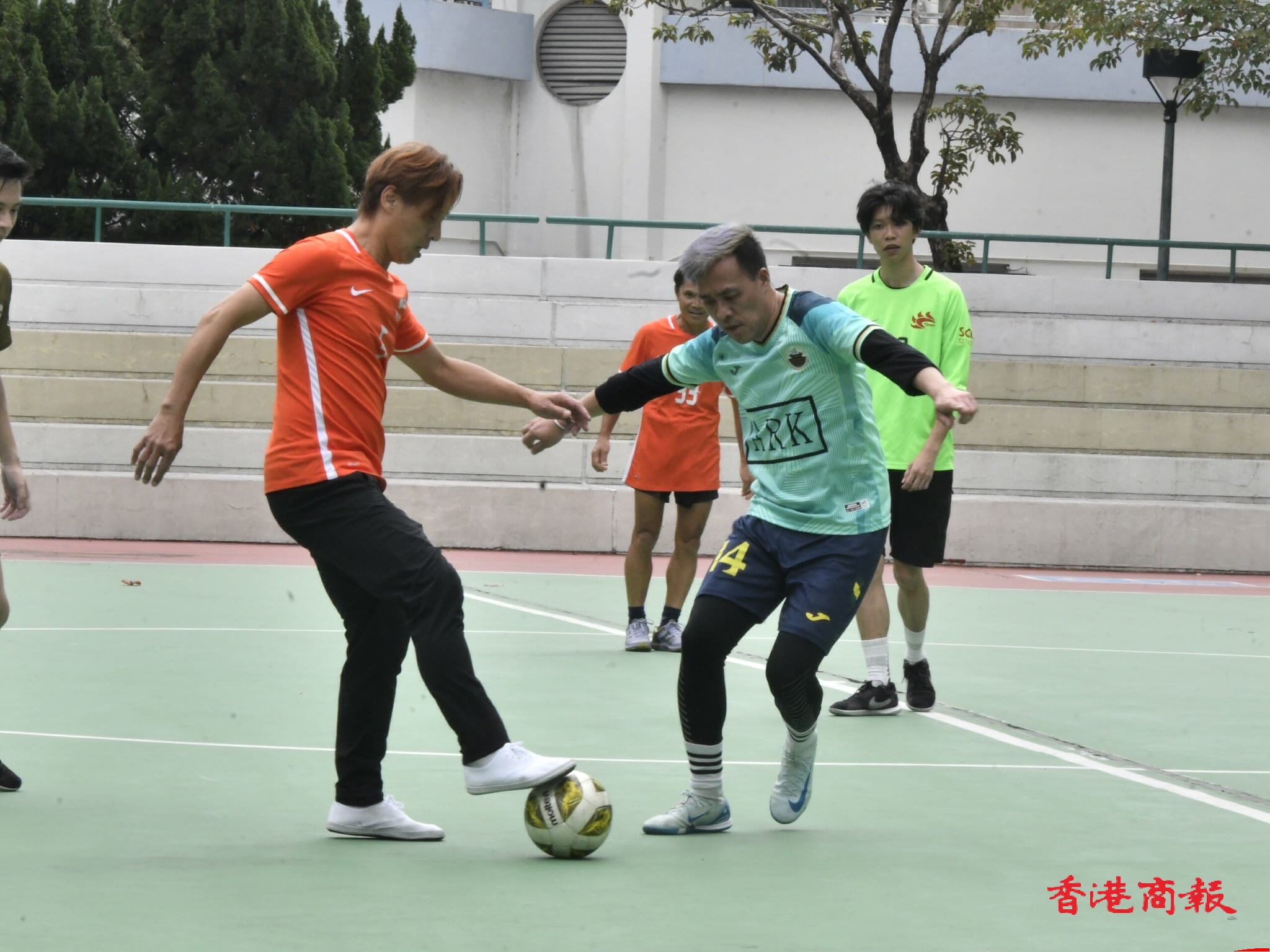 紅衣球員在足球場上專注運球，展現重拾自信的堅毅神情。