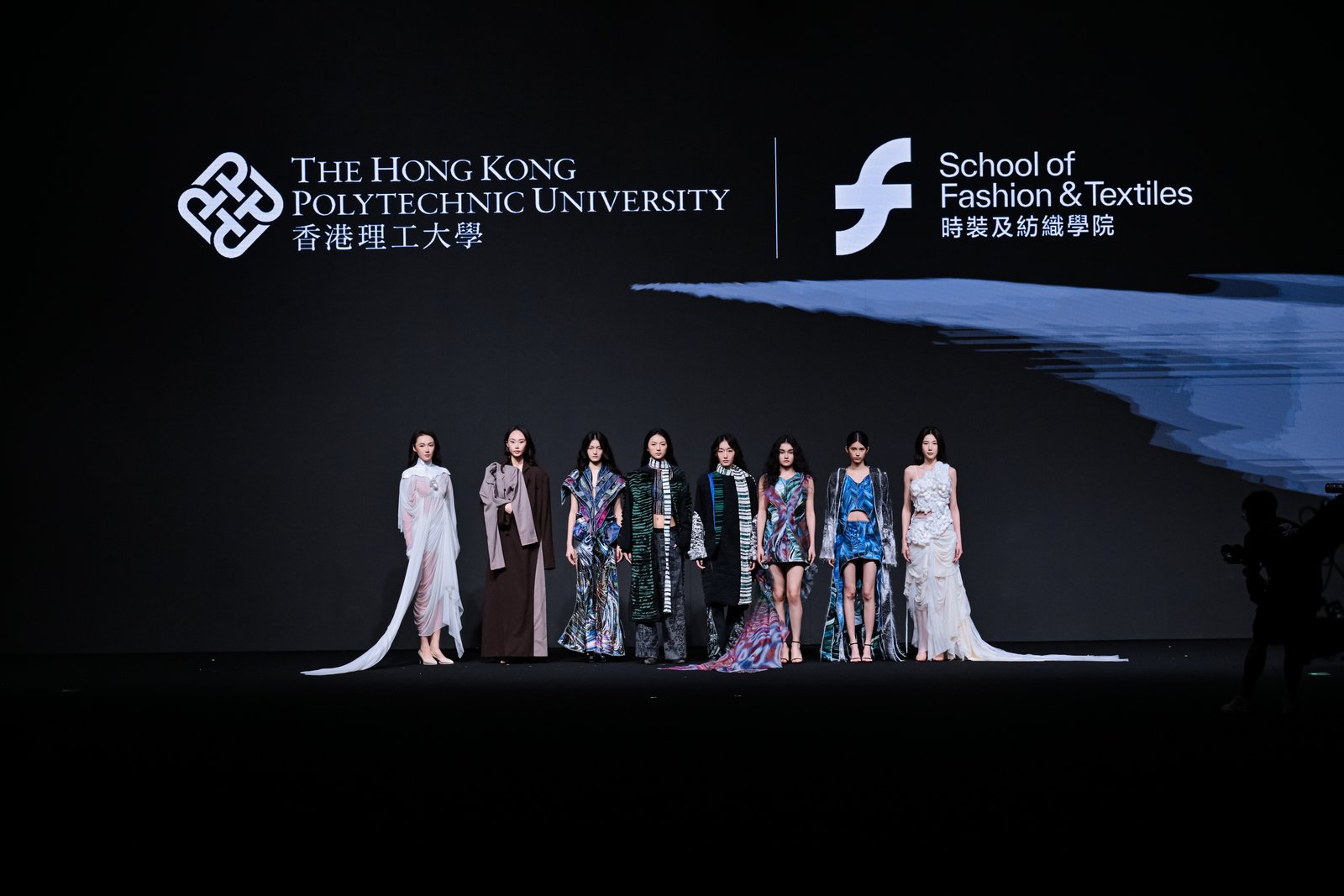 模特兒在廣東時裝周伸展台展示粵港澳新銳設計服飾。