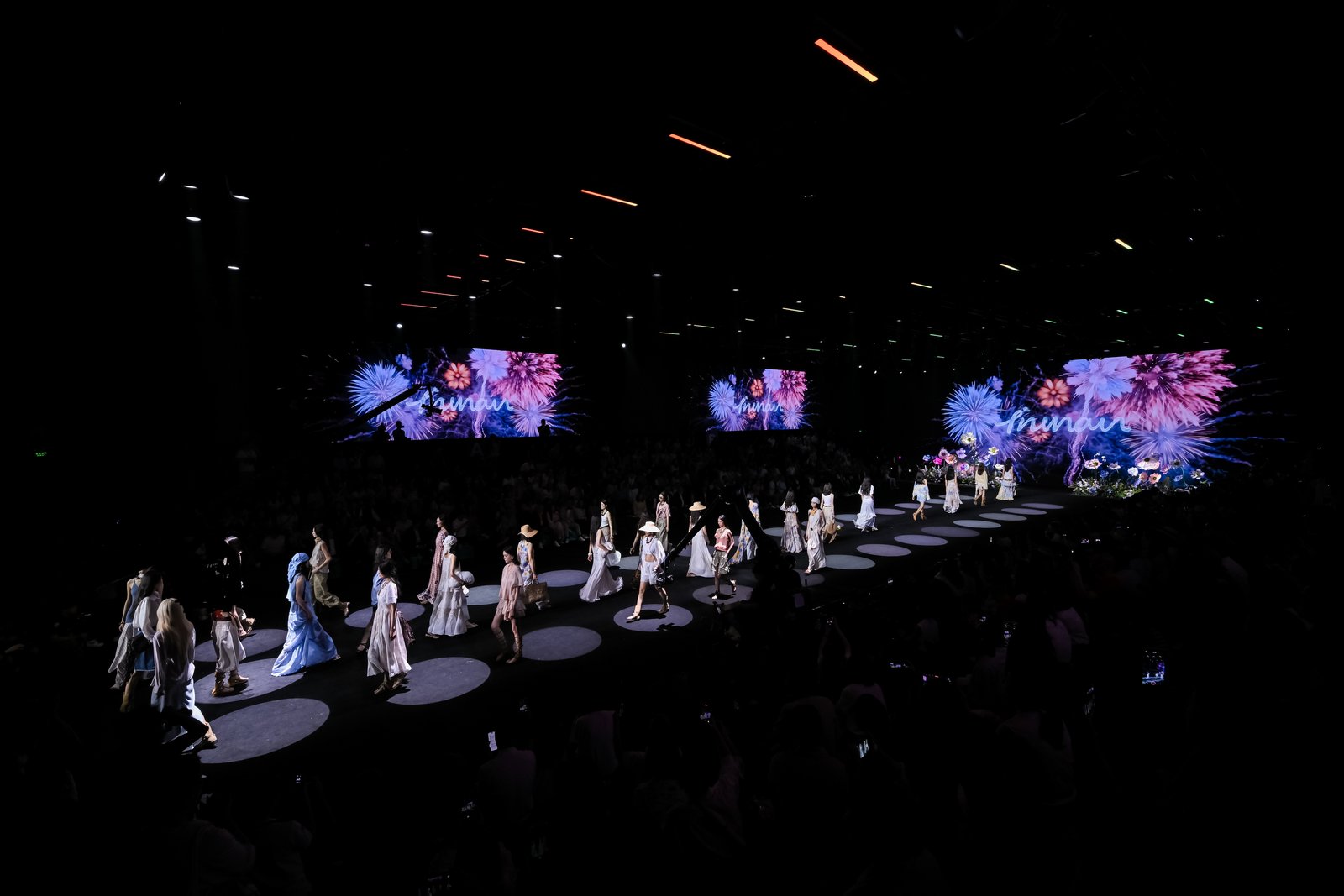 模特兒於伸展台展示融合嶺南元素與現代設計的新銳服飾