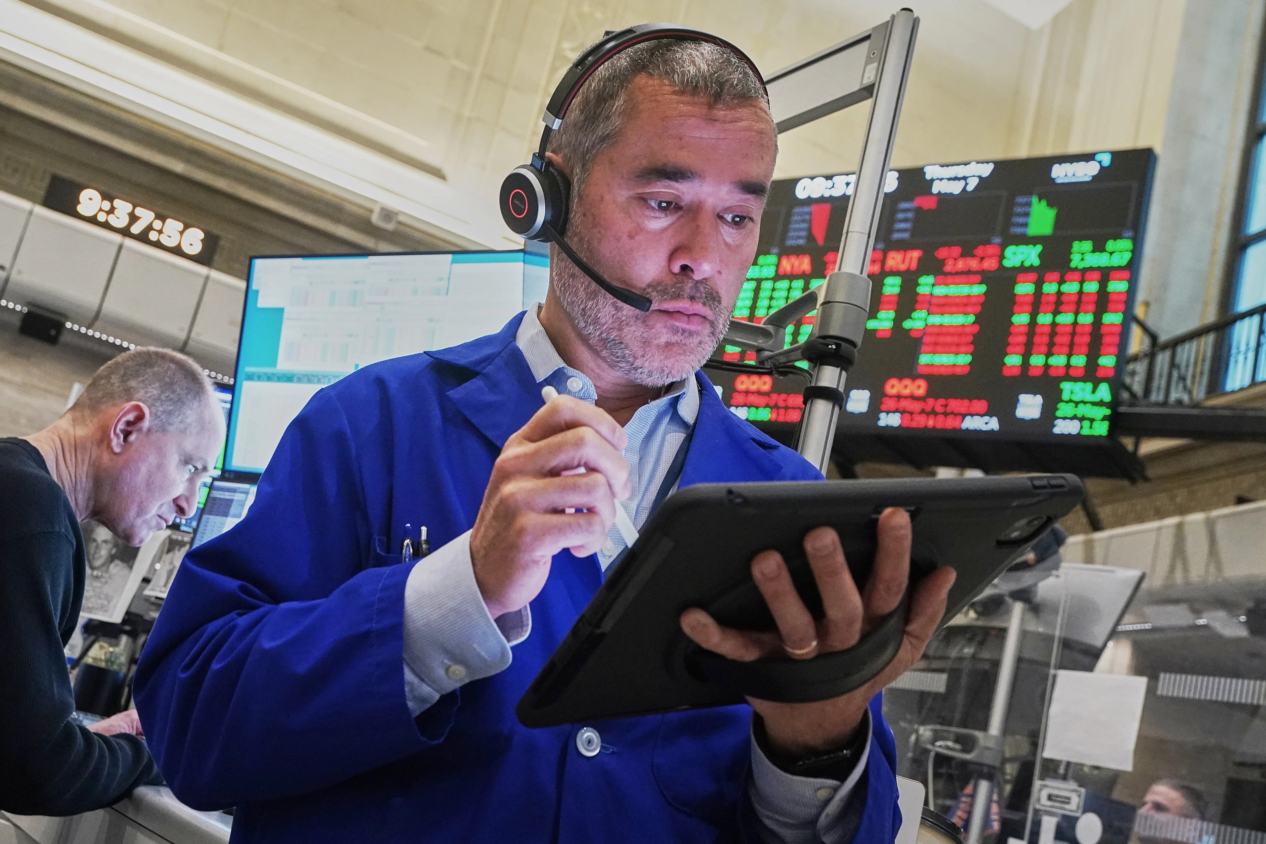 U.S. Stocks Rise Toward Records As Solid Data On The Job Market Overshadows Higher Oil Prices