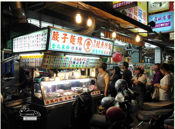 這間鮭魚炒飯滿好吃的……