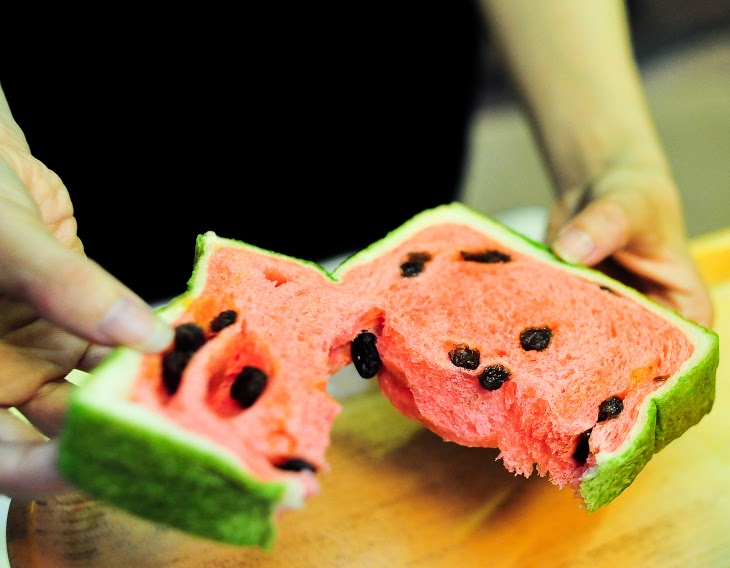 【三越蛋糕麵包名店】傳統老店的無色素西瓜吐司與乳酪蛋糕，跟上了潮流卻也多了點無奈～