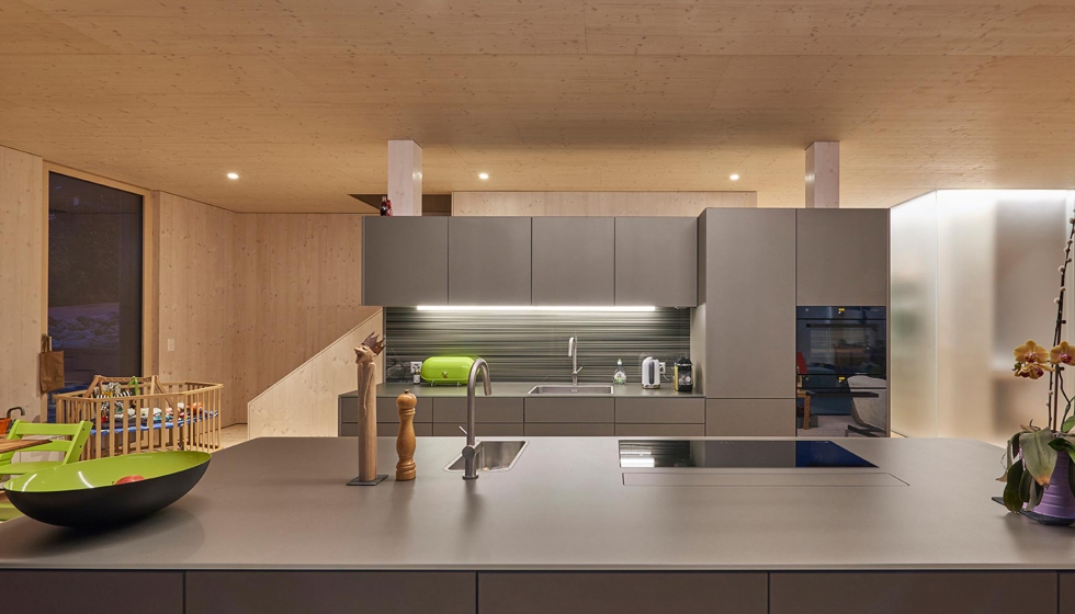 Casa De Madera Y Vidrio Con Vista Sobre Los Alpes Vidrio Plano