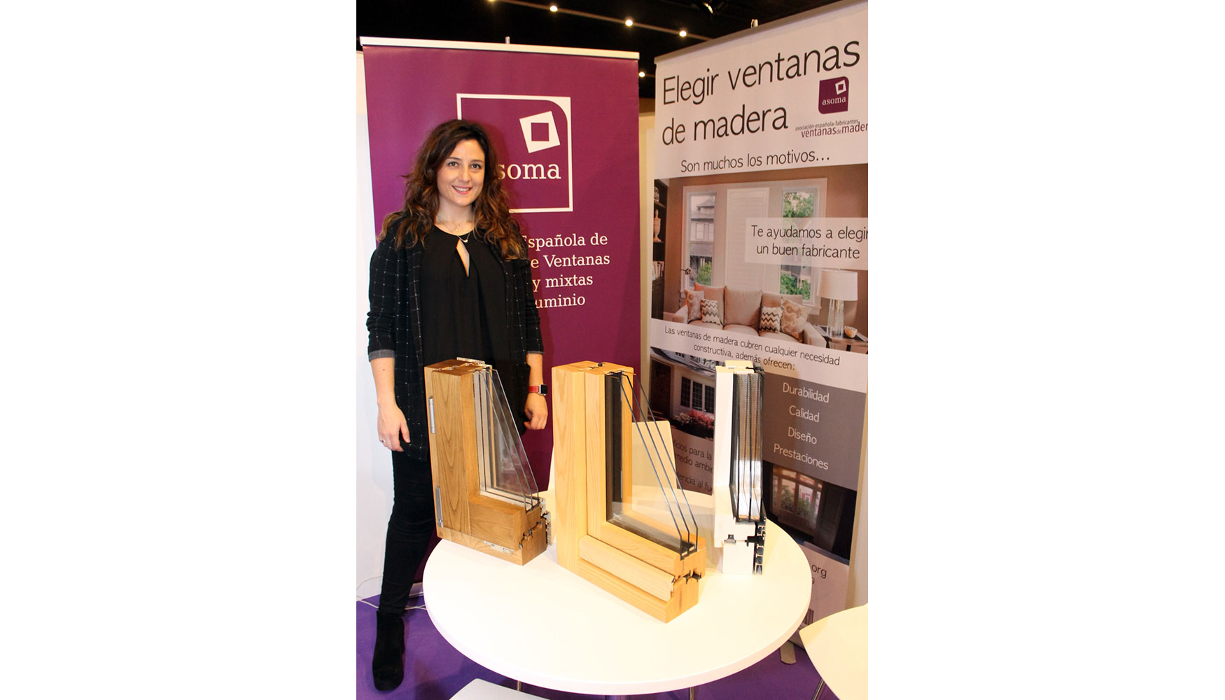 Las Ventanas De Madera Reunidas Por Asoma Protagonistas En