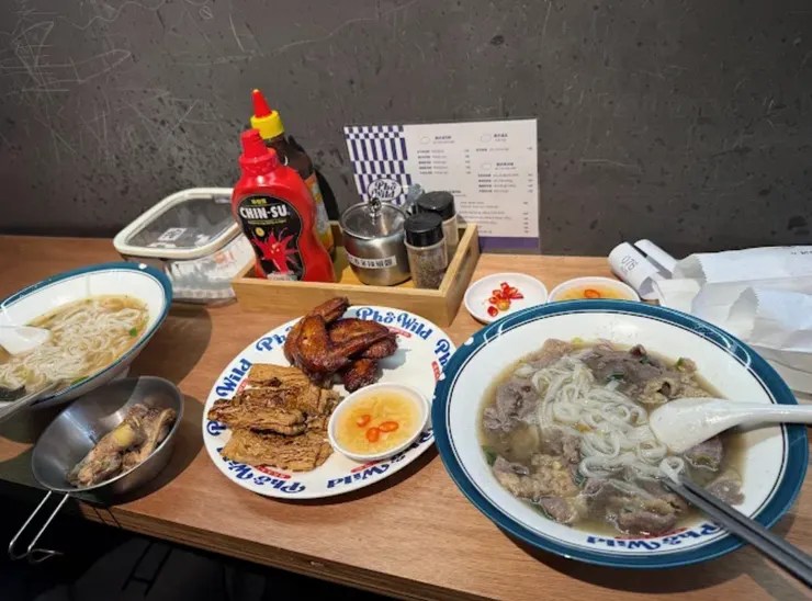 宜蘭市美食｜Phở Wild 越式生牛肉河粉，宜大生與上班族口袋名單！清爽回甘火烤牛骨高湯，出餐快速又美味的聚餐好選擇