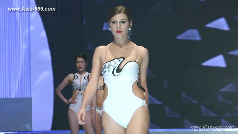 Chinese model in sexy lingerie show.19