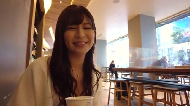 清楚系美女がねっとりフェラ、四つん這いでバイブ挿入され膣奥の快感に腰くねらせる