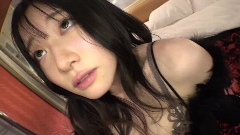 美術を嗜む大人しい美女がセックス大狂乱！！終始物静かでモジモジしてる様が堪らなく愛おしい彼女。キスした途端に大変身！！舌をうねらせ絡ませの豪快ジュポジュポディープキスからセックスの狼煙が上がった！