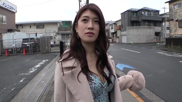 甘美な人妻がおっぱい舐められパンティを愛液で濡らし、クリトリス愛撫で喘ぐ