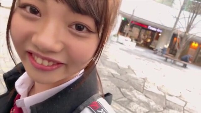 純真無垢な制服美女がラブラブデート中に足で男の股間サワサワやパンチラで勃起誘発