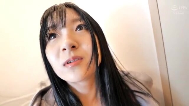 白肌のミニマム美女が素人男性とスローなリップ攻めの緊張気味ハメ撮りエッチ