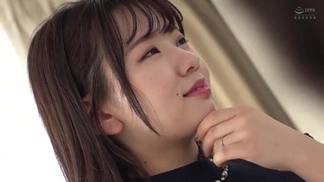 巨乳美人妻が旦那様の目の前で生脱ぎでセクシーランジェリー姿でエッチな撮影