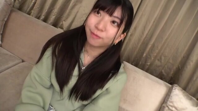 無邪気な色気とキュートなハニカミ笑顔の童顔美女に乳首愛撫