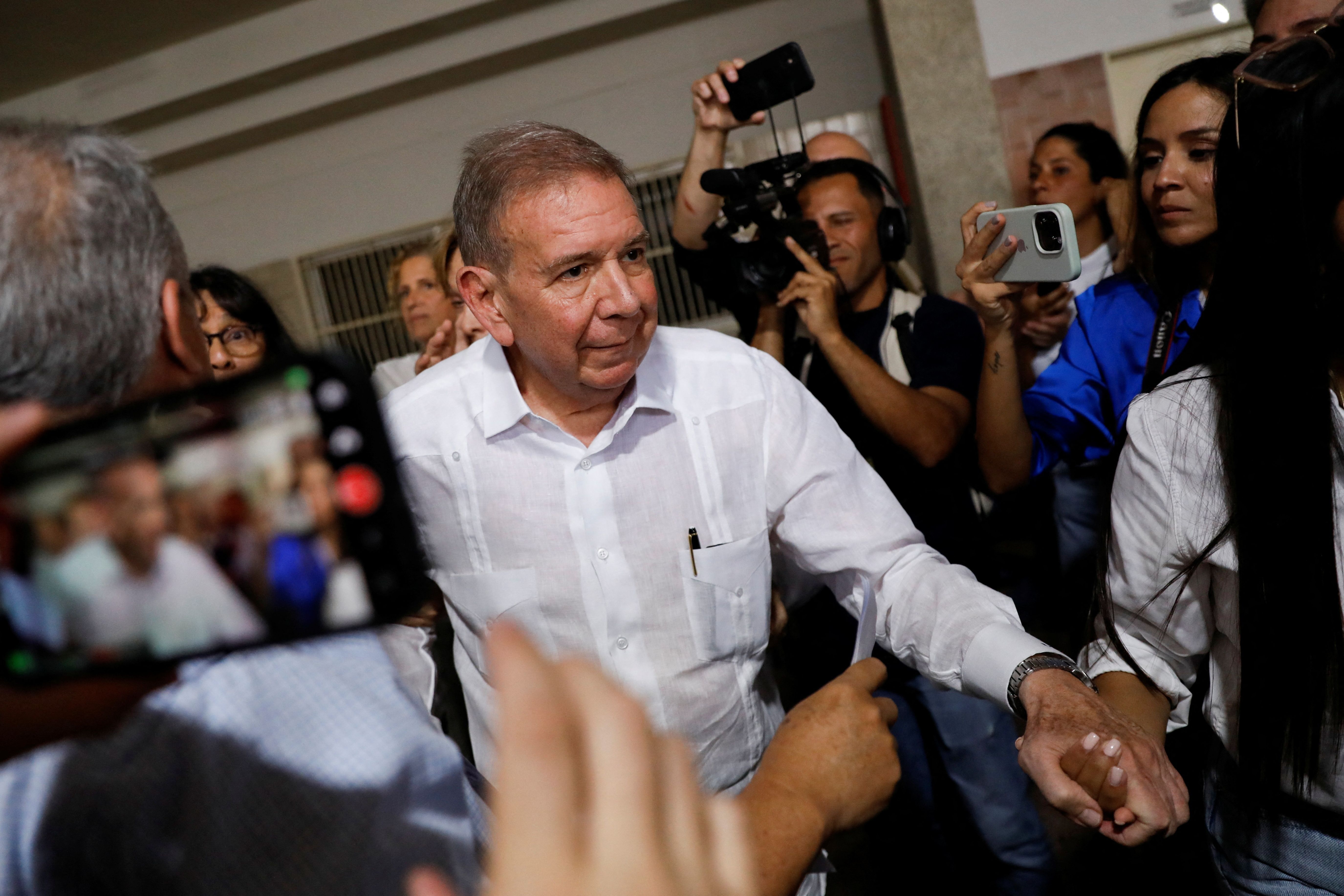 Von Verhaftung bedroht: Oppositionskandidat González hat Venezuela verlassen