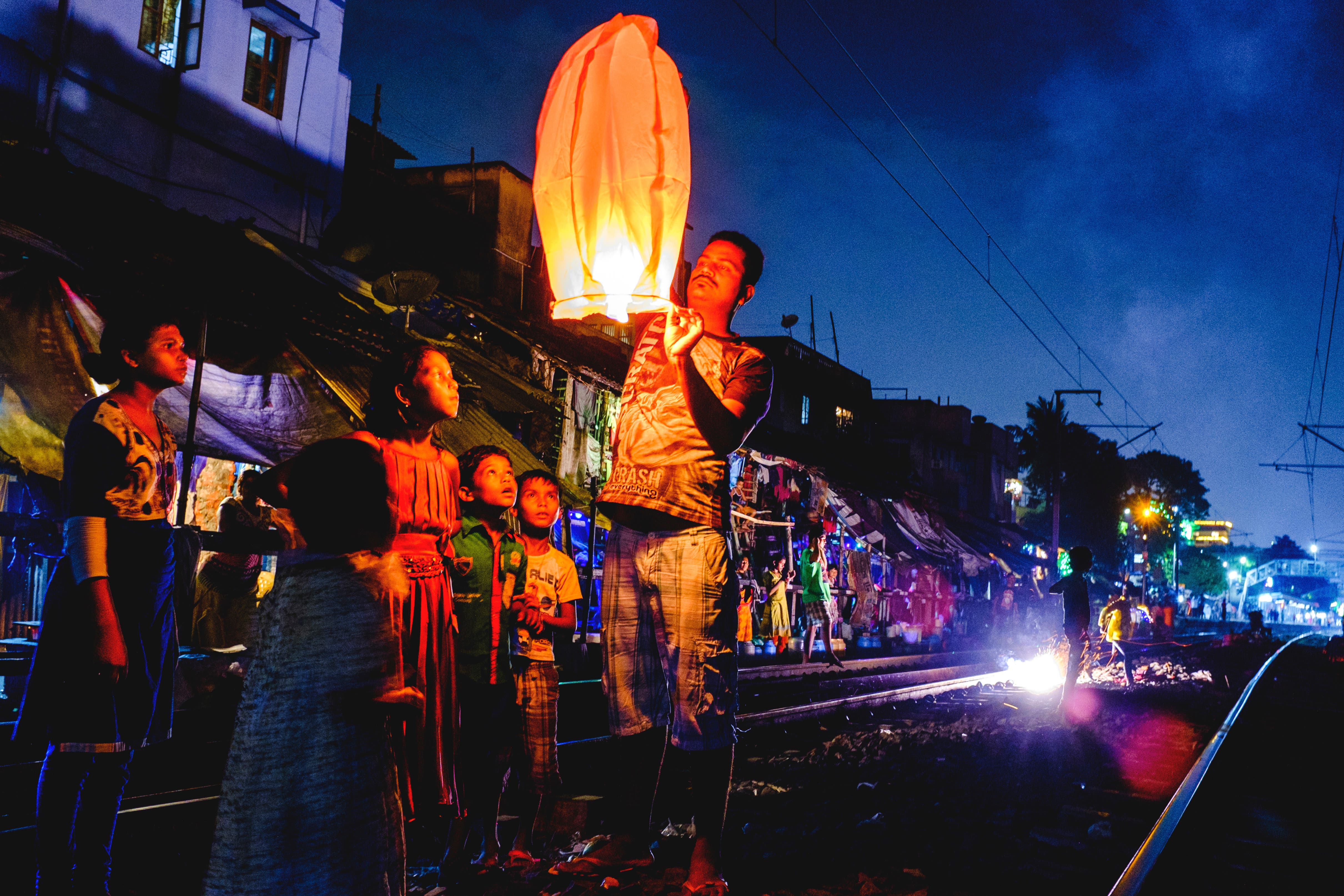pix Diwali Fest Hinduismus das hinduistische lichterfest diwali wird auf viele arten gefeiert auch zwischen den gleisen ein foto tableau von arko datto nzz