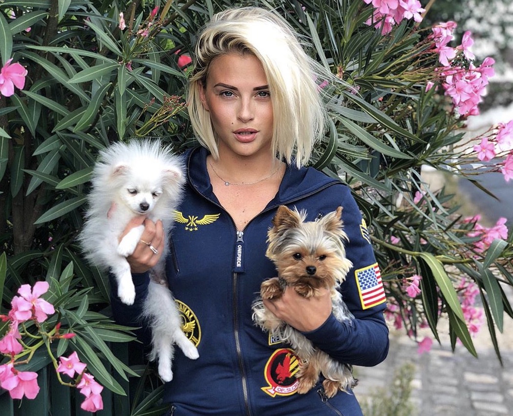 Kelly vedovelli has more than one string to her bow. Kelly Vedovelli Poses With Her Brother And Shocks Users On Instagram World Today News