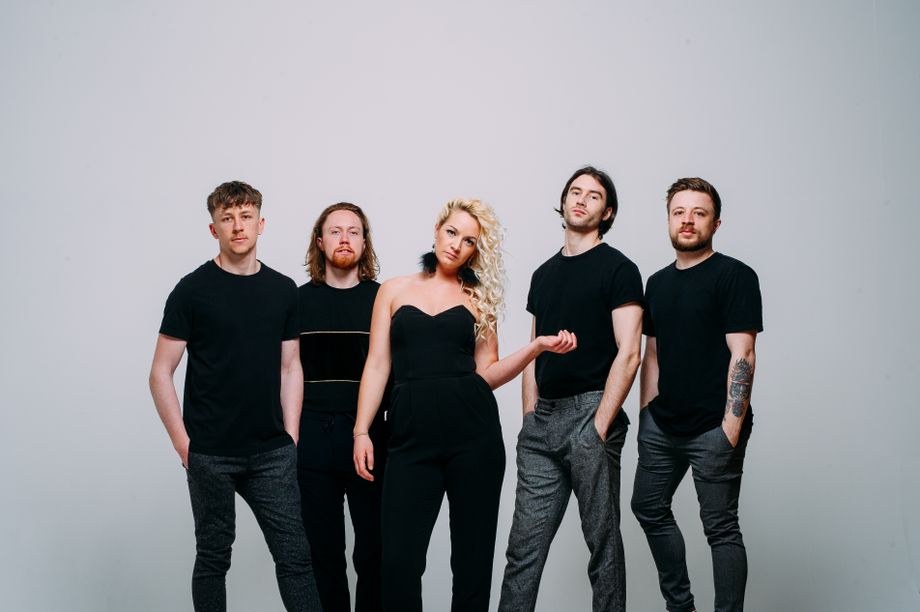 Surrey's no.1 professional pop/rock wedding band & covers band! Entree Party Band - Wedding Music Band - Surrey