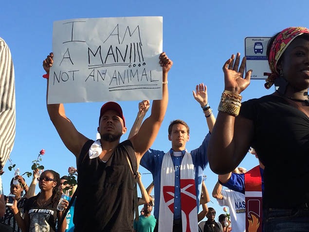 Sur fond de roses et de mains en l'air, ce message : « Je suis un homme, pas un animal ».