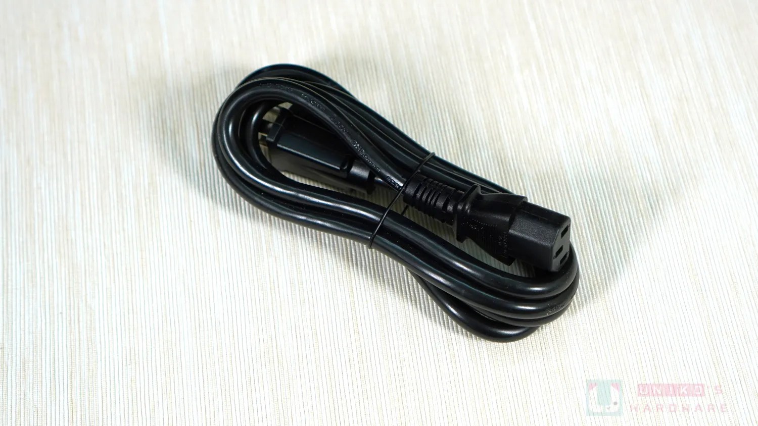 XPG KYBER II 電源供應器與原生 12V-2x6 直出線材。
