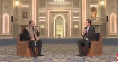 طرقتُ باب الرجاء.. أحمد العِمرى يطلق العنان لصوته ليسافر لعبق الماضى الجميل