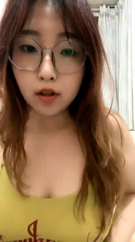 可愛良家眼鏡萌妹子鏡頭前現場表演道具振動棒插穴自慰 穿著情趣裝揉奶掰穴挑逗震動抽插呻吟淫水泛濫 逼逼得被玩腫了 對白淫蕩 - 截图1