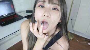 假期漂亮寂寞騷妹子與男友居家瘋狂嗨皮 主動跪舔深喉吃雞巴站立翹臀後入幹得嗷嗷直叫 高潮顏射吃精 太猛了 露臉高清 - 截图5