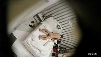 主題酒店鐘點房拍攝到的猥瑣中年大叔和眼鏡女友開房愛愛 互舔互插連幹兩炮貌似還沒過癮 露臉高清 - 截图5