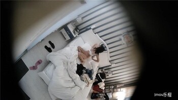 主題酒店鐘點房拍攝到的猥瑣中年大叔和眼鏡女友開房愛愛 互舔互插連幹兩炮貌似還沒過癮 露臉高清 - 截图6