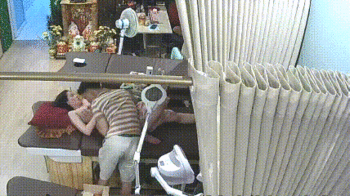 某美容院網絡攝像頭黑客破解拍攝到的大奶漂亮老板娘與小夥偷情私會啪啪 親奶舔逼爽的欲仙欲死 露臉高清 - 截图1