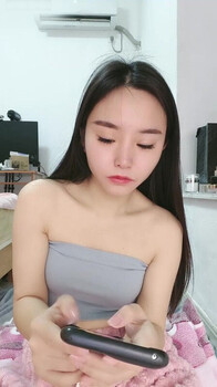 長發氣質小姐姐鏡頭前現場表演道具假雞雞插穴自慰 脫光光揉奶掰穴挑逗騎乘猛烈抽插呻吟淫水泛濫 逼逼得被玩腫了 對白清晰 - 截图1