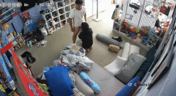 居家網絡攝像頭黑客破解拍攝到的玩具發燒友小哥和媳婦啪啪過性生活 互舔互插愛撫爽的欲仙欲死 露臉高清 - 截图1