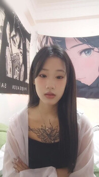 良家紋身騷妹子鏡頭前現場表演道具插穴自慰 脫光光艷舞掰穴挑逗道具抽插呻吟白漿溢出 對白淫蕩 - 截图1