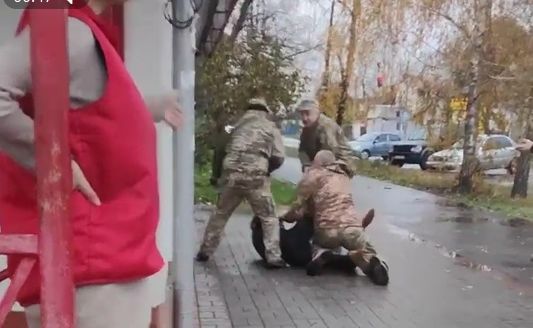 На родине Зеленского мужчина порезал двух тэцэкашников, спасаясь от мобилизации На родине Зеленского мужчина порезал двух тэцэкашников, спасаясь от мобилизации
