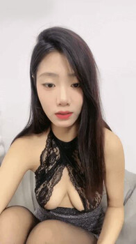 苗條身材性感小姐姐鏡頭前現場表演道具插穴自慰 穿著情趣裝揉奶艷舞掰穴挑逗抽插呻吟淫水泛濫 逼逼被操多得黑了 對白淫蕩 - 截图1