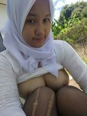 Jilbaber Slave Yang sukanya berkebun terong dan terongnya dicolokkan