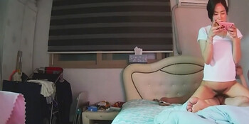居家網絡攝像頭黑客破解拍攝到的一對年輕小夫妻啪啪過性生活 一邊操一邊看手機 露臉高清 - 截图6