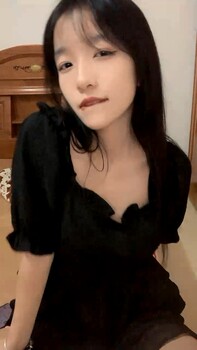 顏值清純良家妹子鏡頭前露奶露逼與狼友激情互動 全程聽指揮穿上黑絲艷舞掰穴挑逗呻吟浪叫不斷 逼逼被操多得黑了 對白淫蕩 - 截图1