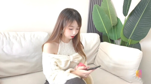 [MP4/1.3G]小桃受困生活窘迫援交代孕還貸酒店開房無套側入暴肏＆聖誕精喜網襪制服裝私拍後色誘小夥沙發打炮 720p - 截图6