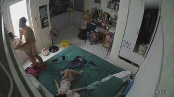 居家網絡攝像頭黑客破解拍攝到的一對性欲很強的年輕夫妻啪啪過性生活 互舔互插激情幹炮宛如拍動作片 露臉高清 - 截图4