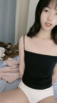 顏值清純良家小姐姐鏡頭前露奶露逼與狼友激情互動 脫光光聊騷揉奶掰穴挑逗呻吟浪叫連連 對白淫蕩 - 截图1
