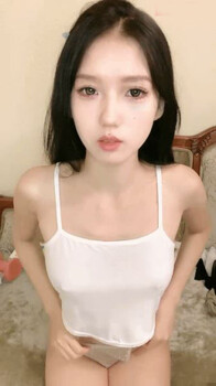 笑容甜美性感氣質小姐姐鏡頭前現場表演道具假雞雞插穴自慰 穿著開檔黑絲肉絲騎坐抽插呻吟浪叫不斷 對白誘惑 - 截图1