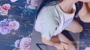 【精品泄密】00後可愛活力美少女日常啪啪誘惑私拍福利 翹起美腿插小穴被大屌瘋狂抽插 衣服來不及脫直接插入 1080P高清原版 - 截图1