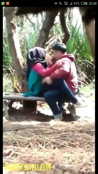 Ngintip Jilbab Di Grepe Di Bangku Hutan