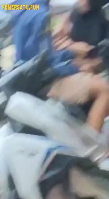 jilbab direkam temannya lagi mainin titit di parkiran
