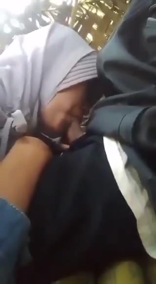 jilbab emut kontol di gubuk