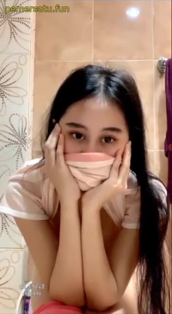 Koleksi Cantik Mulus 18Yo Sange Remas Tetek